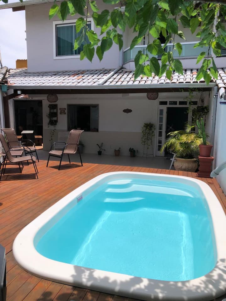 Vista da piscina e área externa